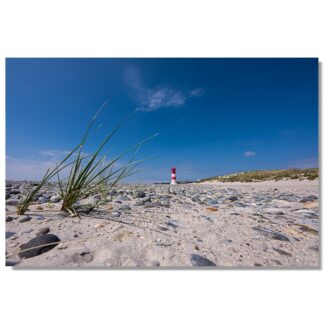 Strand mit Leuchtturm auf Helgoland-Düne